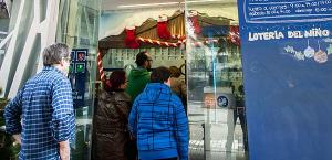 Colas en una administraci�n para comprar Loter�a del Ni�o