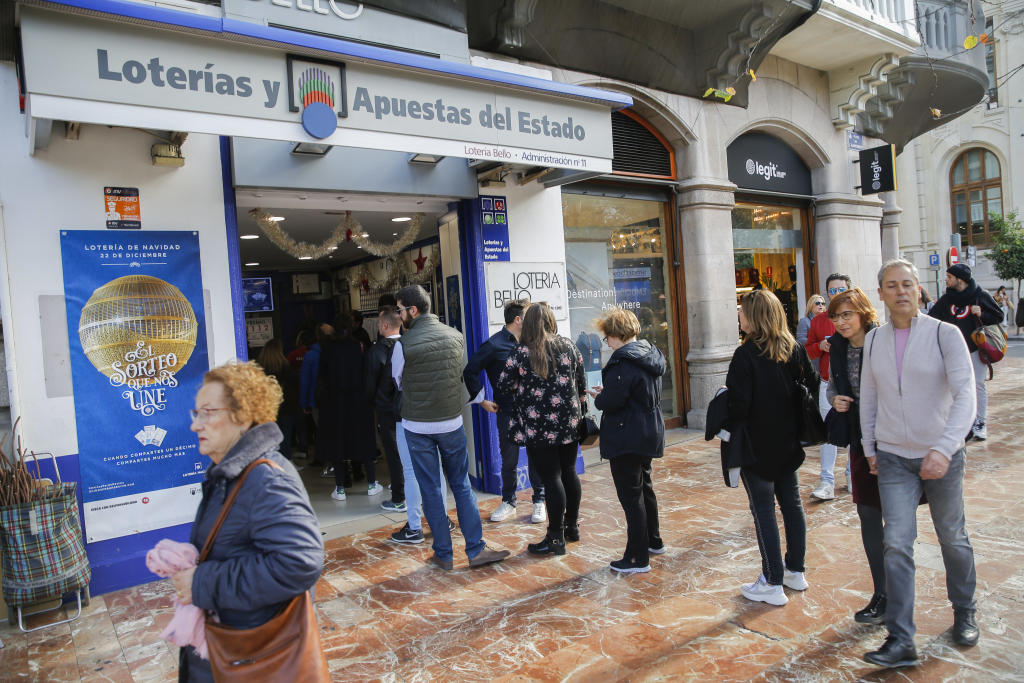 Las colas para comprar Loter�a de Navidad son habituales en todo Espa�a.