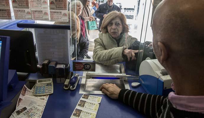 Personas comprando Loter�a de Navidad.