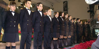 Los ni�os del colegio de San Ildefonso posan para los fot�grafos en el sal�n principal de la Loter�a Nacional.